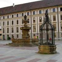 Второй двор Пражского Града. Леопольдов (Львиный) фонтан и колодец