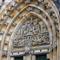 Барельеф над западными воротами собора св.Вита на темы Голгофы