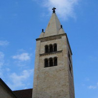Одна из двух романских башен Базилики св.Иржи