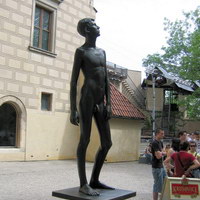 Статуя голого мальчика в садике перед Бургграфством