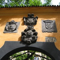 Гербы на воротах перед Бургграфством