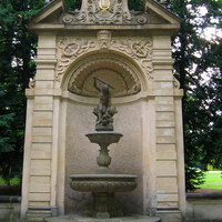 Статуя-фонтан с Гераклом и дубинкой