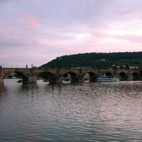 Карлов мост - вид с набережной Альшова
