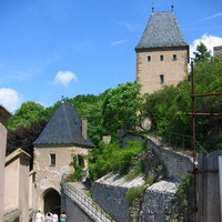 Первые ворота замка и башня Урсулка (справа)