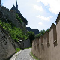 Узкий проход к замку от первых ворот