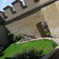 Стены и укрепления замка