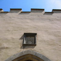Герб над воротами замка