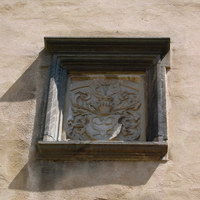 Герб над воротами замка