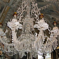 Известная люстра Костницы из человеческих костей