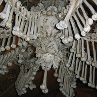 Известная люстра Костницы из человеческих костей