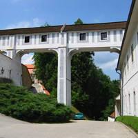 Мост в парк из Замкового театра