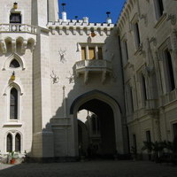 Главная башня и арка в другой (маленький) дворик