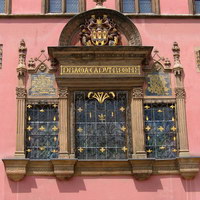 Окно ратуши. Надпись - Прага глава королевства
