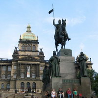 Здание Национального музея и памятник св. Вацлава перед ним
