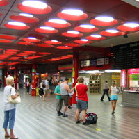 Внутри Главни Надражи - Главный ж/д вокзал Праги