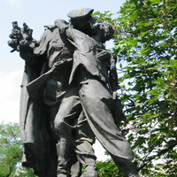 Памятник советстким воинам освободителям в скверике на улице Оплеталова у вокзала