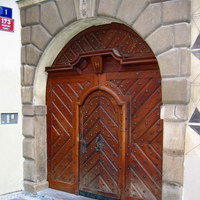Двери Старой ратуши с прибитым «пражским локтем»