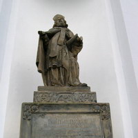 Скульптура св.Лаврентия на фасаде одноимённой церкви