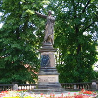 Памятник некоему К.Гавличку в скверике на одноименной площади