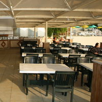 Ресторан на пляже отеля Адакуле в Кушадасы
