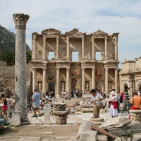 Русские и иностранные туристы в Эфесе