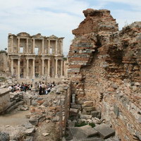Около Библиотеки Цельсия в Эфесе