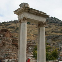 Около Библиотеки Цельсия в Эфесе