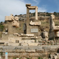 Монумент Меммиуса в Эфесе