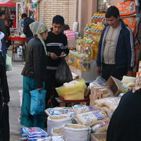 Местные жители на базаре Сиаб в Самарканде