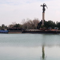 Памятник Алпамышу в Термезе