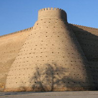 Стены и башни крепости Арк в Бухаре
