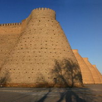 Стены и башни крепости Арк в Бухаре