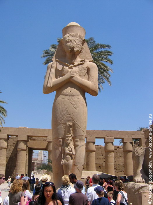 Статуя Рамзеса II и его жены-карлицы :)))