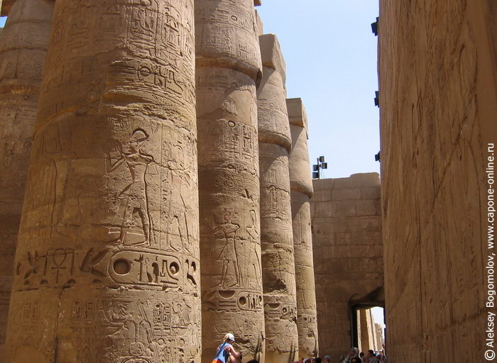 Опять колонны с фараонами