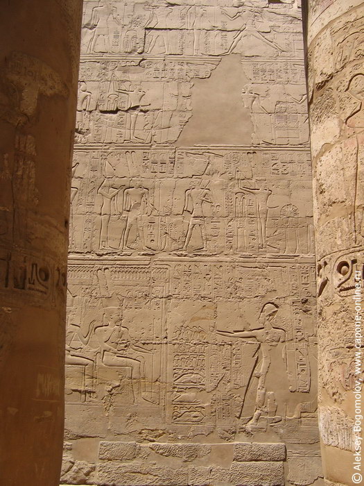 Стена с иероглифами