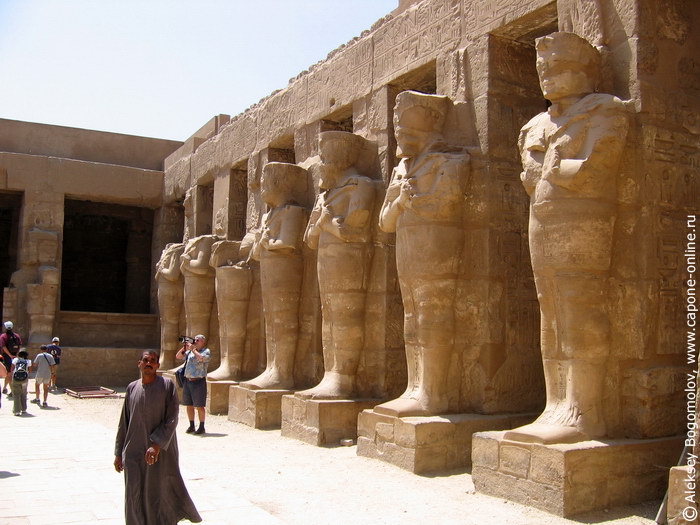 Статуи и египтянин