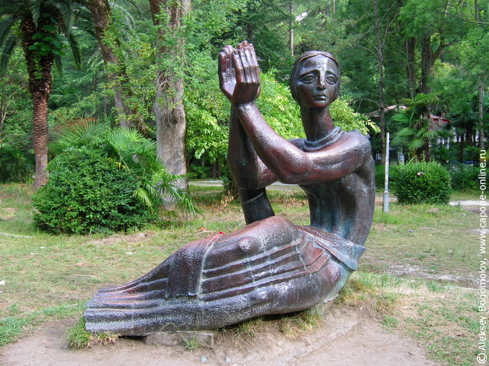 Статуя грустной женщины