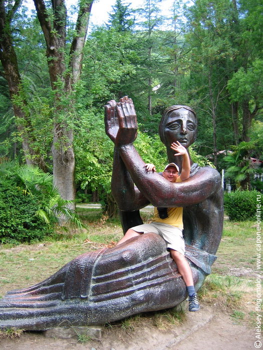 Статуя грустной женщины и Капон