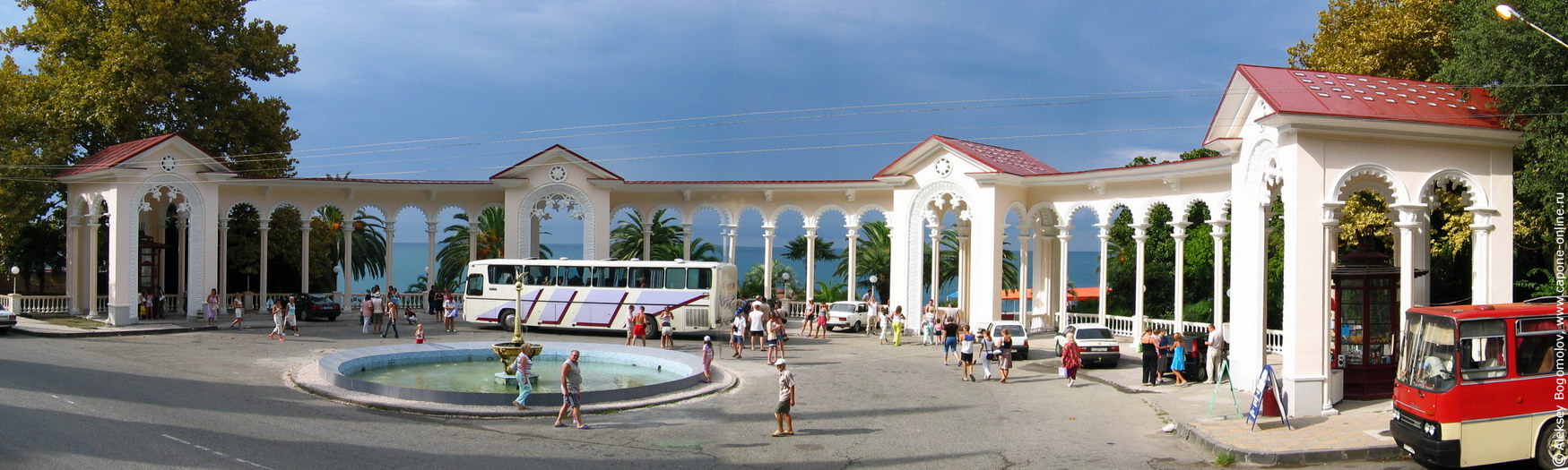 Панорама колоннады Приморского парка. Гагра