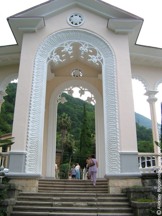 Одна из арок колоннады