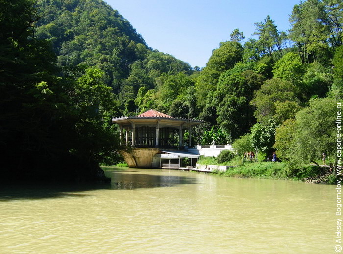 Вид на вокзал станции Псырцха и озеро Вид на вокзал станции Псырцха и озеро