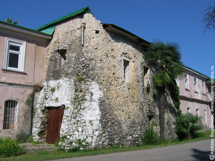 Башня встроена в здание монастырской гостиницы