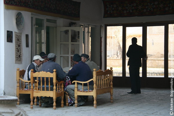 Рабочие завтракают в отеле Рустам и Зухра в городе Бухара