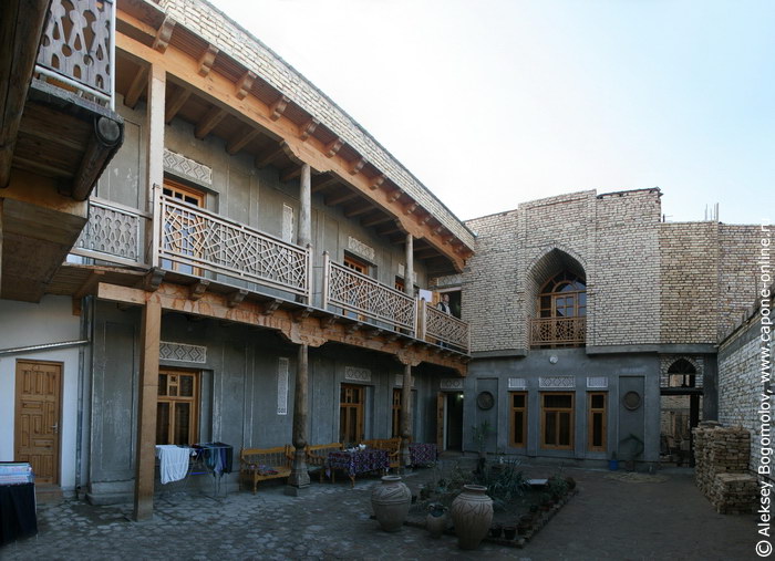 Номера и внутренний двор отеля Рустам и Зухра в городе Бухара