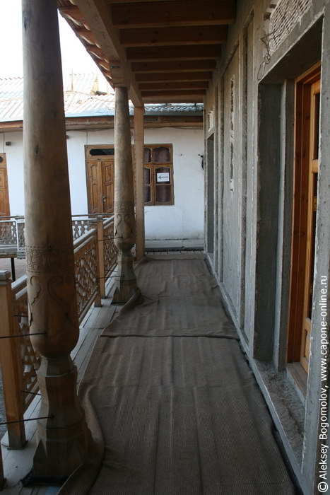 Лоджия-галерея отеля Рустам и Зухра в городе Бухара
