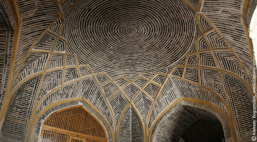 Внутри медресе Кукельдаш в Бухаре