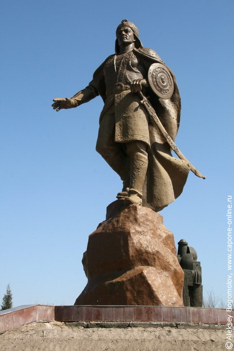 Памятник Джелаледдину Мангуберды в Ургенче Памятник Джелаледдину Мангуберды в Ургенче