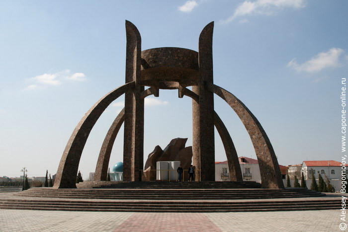 Памятник книге Авеста в Ургенче Памятник книге Авеста в Ургенче