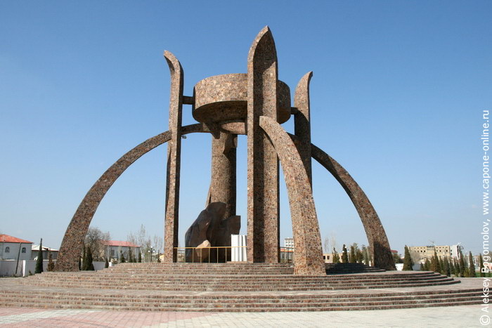 Памятник книге Авеста в Ургенче Памятник книге Авеста в Ургенче