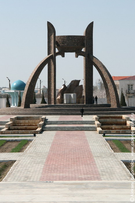 Памятник книге Авеста в Ургенче Памятник книге Авеста в Ургенче